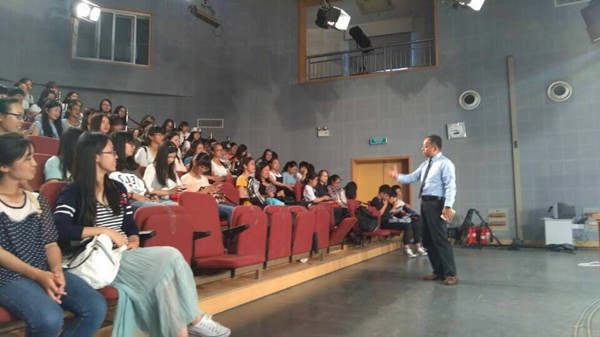 新闻学院组织新生参观校园电视台和广播台