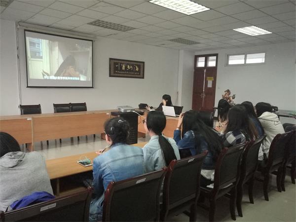 新闻学院举办微电影《花开的声音》讨论会
