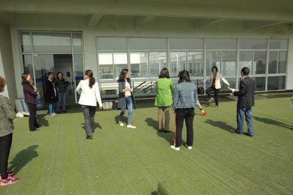 新闻学院工会举行女教职工踢毽子比赛
