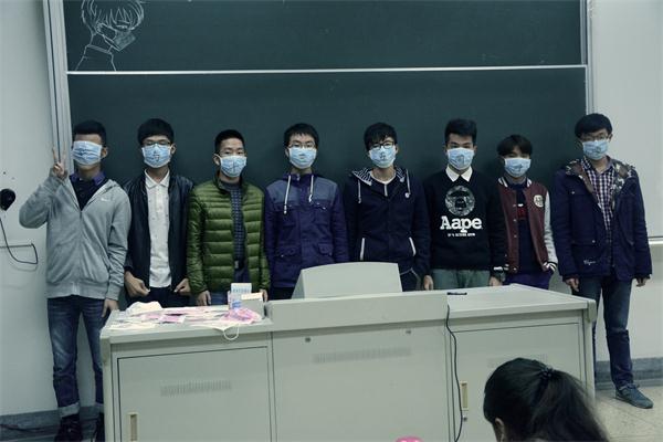 新闻学院举行“我与十三五同呼吸,口罩上的绿色环保”活动