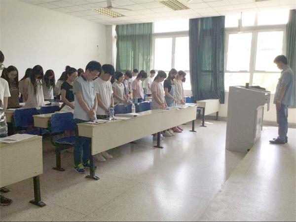 新闻学院师生默哀三分钟悼念汶川大地震遇难同胞