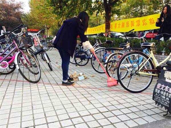 新闻学院开展“爱我南财,卫我南财”活动