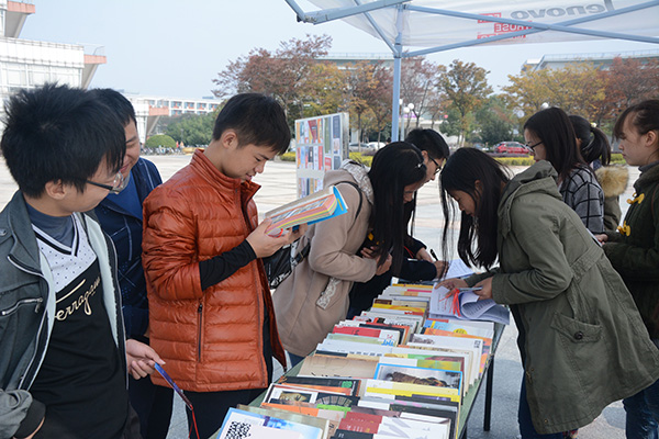 新闻学院“让图书飞”系列活动启动