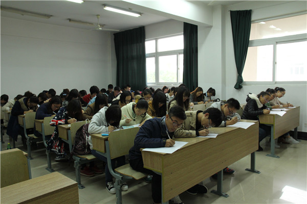 2014级新闻学院基础团校考试顺利结束